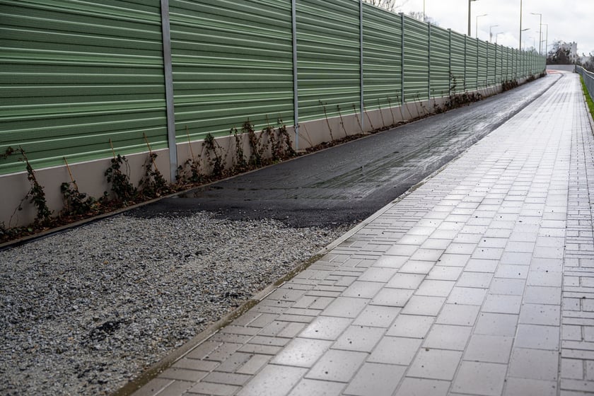 Przybywa asfaltu na kolejnych odcinkach drogi rowerowej na alei Wielkiej Wyspy.